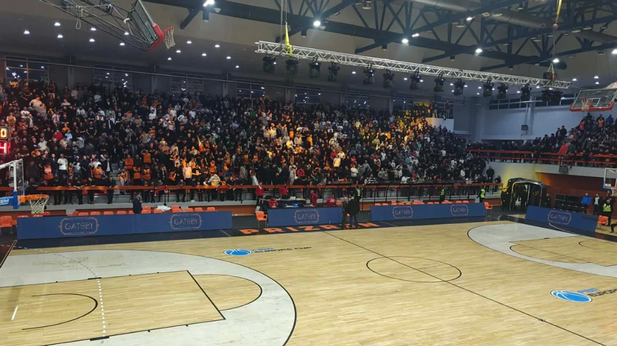 Ndërpritet ndeshja në Prizren, Dardan Berisha goditet në kokë nga gjësendet e hedhura nga tifozët