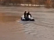 Policia e Kosovës evakuon familje të bllokuar nga vërshimet në Mitrovicë