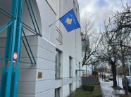 Konsullata e Kosovës në Cyrih ul flamurin në gjysmë shtize në nderim të viktimave në Crans-Montana