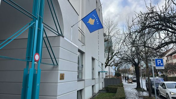 Konsullata e Kosovës në Cyrih ul flamurin në gjysmë shtize në nderim të viktimave në Crans-Montana