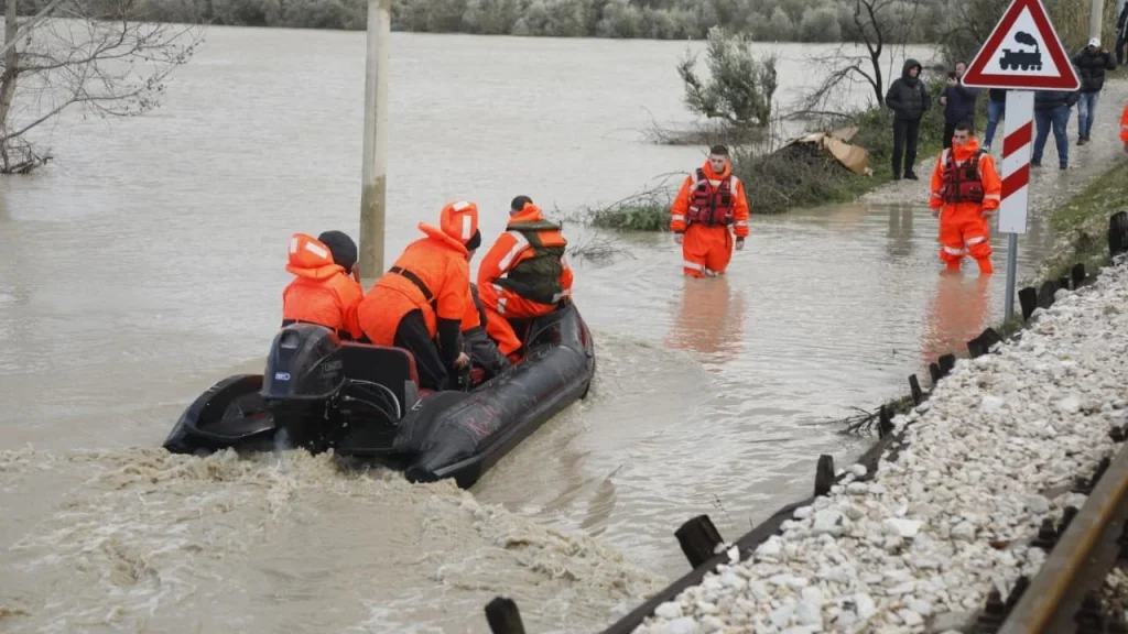 Mbi 13 mijë hektarë tokë e përmbytur dhe 1.587 banesa nën ujë në Shqipëri