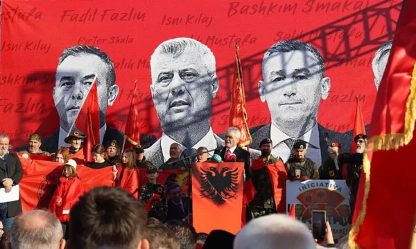 Huffpost në gjuhën italiane shkruan për Hagën: Thaçi konsiderohet si një nga etërit e Kosovës, procesi ndaj tij surreal