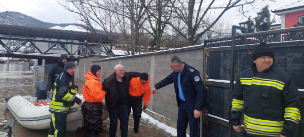 Përmbytjet| 39 familje u evakuuan në Mitrovicë, Skenderaj e Vushtrri