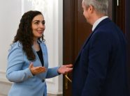 Ambasadori britanik: Shpresoj që Kosova t’i shfrytëzojë të gjitha mundësitë politike për t’u kthyer në rrugën e duhur