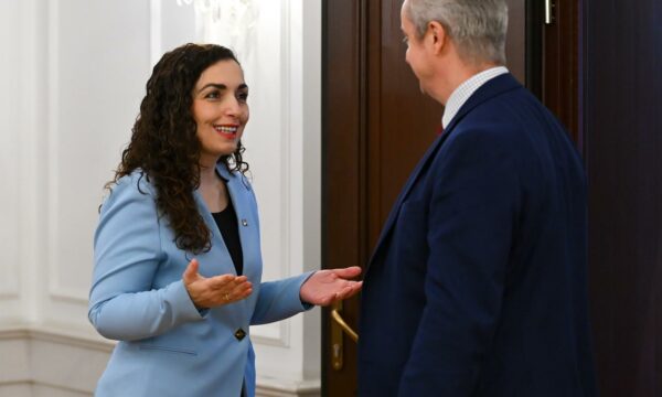 Ambasadori britanik: Shpresoj që Kosova t’i shfrytëzojë të gjitha mundësitë politike për t’u kthyer në rrugën e duhur