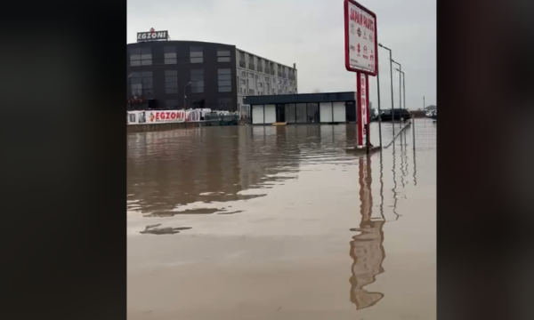 Ndërprerja e qarkullimit në rrugën Prishtinë-Ferizaj, rrugët të mbuluara nga uji