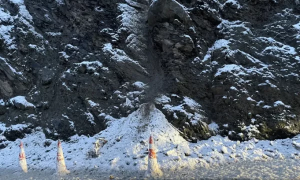 Në rrugën Mitrovicë–Bajgorë shembet një pjesë e dheut