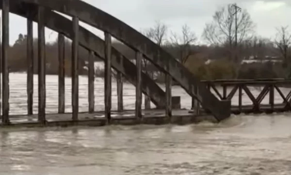 Rritet niveli i lumit Vjosë duke shkuar në 6 metra, rrezikohet sërish dalja e tij nga shtrati