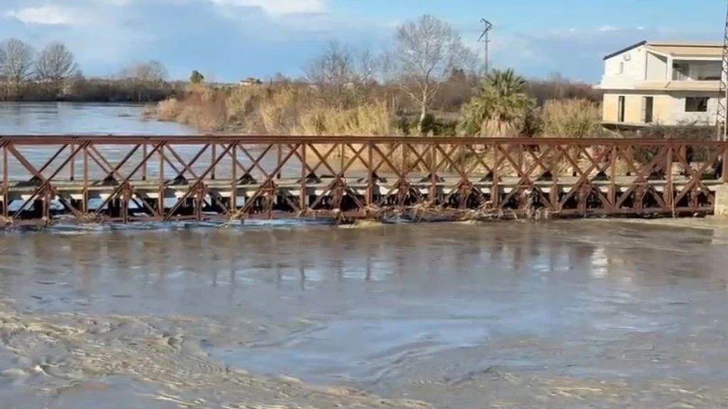 Lumi Vjosa del sërish nga shtrati, rrezik rritjeje në vijim