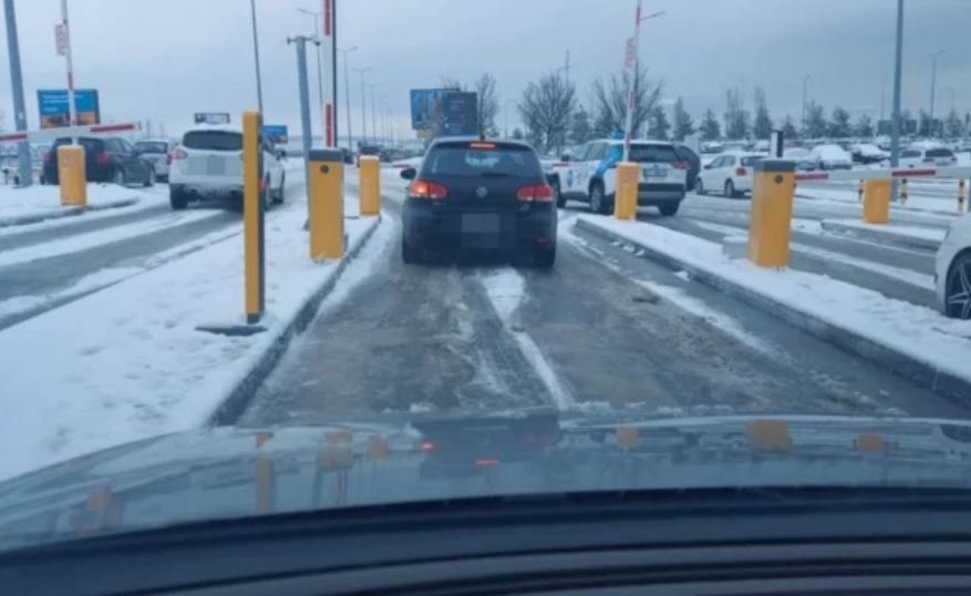 Rrugët me borë, vështirësi në qarkullim drejt Aeroportit “ Adem Jashari”