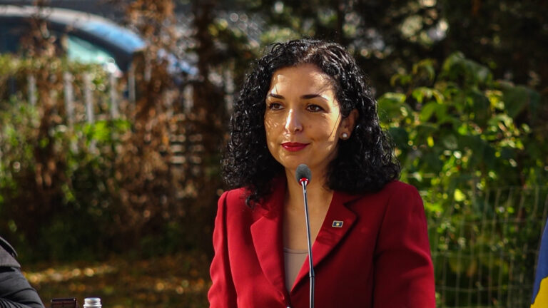 “Viktimat janë këtu, kërkoju falje” – Presidentja Osmani rikthen fjalimin e saj në OKB: Drejtësi dhe fakte përballë propagandës serbe