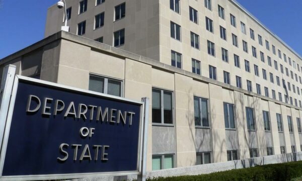 Departamenti Amerikan i Shtetit thotë se ka revokuar më shumë se 100 mijë viza