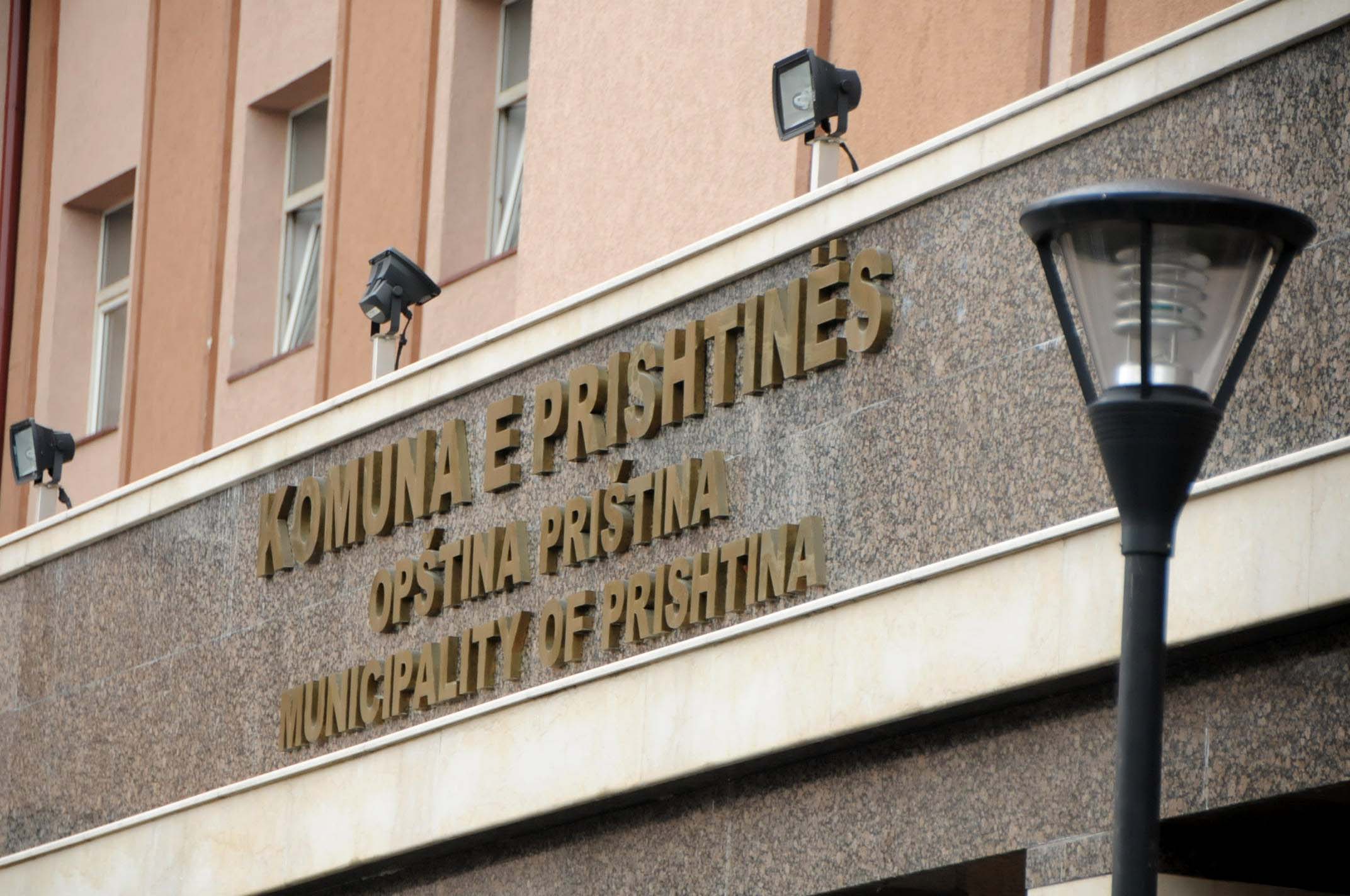 Prishtina nis vlerësimin e dëmeve pas vërshimeve, kërkesat pranohen në objektin e vjetër të komunës