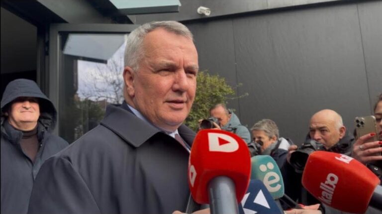 Imri Ahmeti heziton të deklarohet qartë për pozicionin e Lumir Abdixhikut