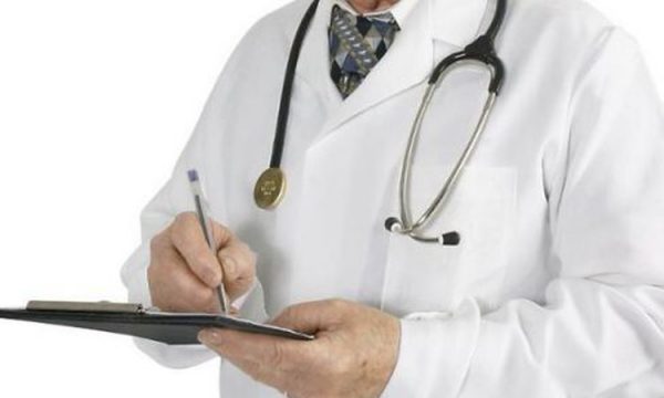 Aktakuzë ndaj mjekut nga Vushtrria që dyshohet se mori para për lëshim të raporteve mjekësore
