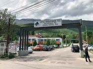 Spitali i Pejës jep detaje për gjendjen shëndetësore të edukatores që u godit nga një fëmijë në një kopsht