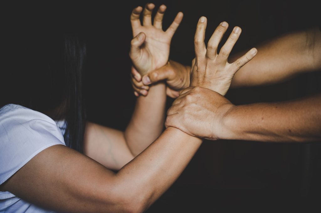 Gruaja nga Skenderaj denoncon dhunën e bashkëshortit, policia bastis dy lokacione