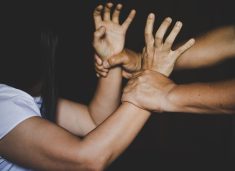 Gruaja nga Skenderaj denoncon dhunën e bashkëshortit, policia bastis dy lokacione