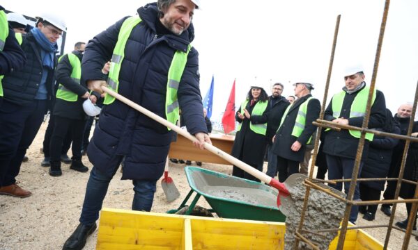 Vënia e gurthemelit të objektit të Odave të Profesionistëve Shëndetësorë, Rama: Hap i rëndësishëm