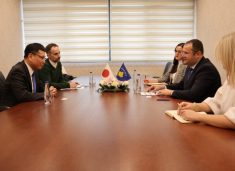 Guvernatori Ismaili takoi të ngarkuarin me punë të Ambasadës së Japonisë në Kosovë, Hiroyasu Tanigaki