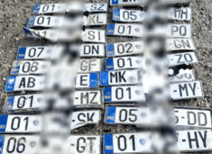 Policia gjen targa veturash pas vërshimeve në rrugën Prishtinë–Ferizaj, fton pronarët t’i marrin në stacionin e Graçanicës