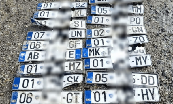 Policia gjen targa veturash pas vërshimeve në rrugën Prishtinë–Ferizaj, fton pronarët t’i marrin në stacionin e Graçanicës