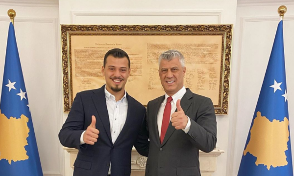 Endrit Thaçi shprehet optimist nga Haga: Duke i numëruar ditët kur nga ky objekt do të dal babi dhe shokët e tij