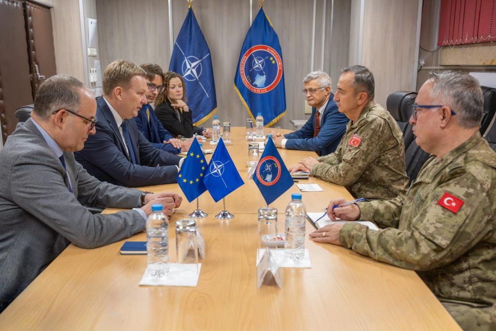 Sorensen takoi edhe komandantin e KFOR-it në vizitën e tij në Prishtinë