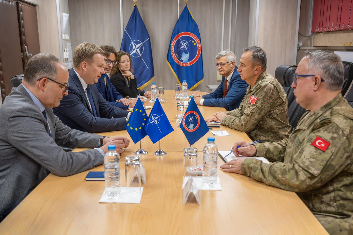 Sorensen takoi edhe komandantin e KFOR-it në vizitën e tij në Prishtinë