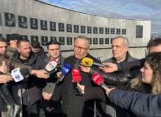 Hamza nderon viktimat e masakrës së Reçakut: Falë sakrificës e gjakut të të rënëve, gëzojmë lirinë