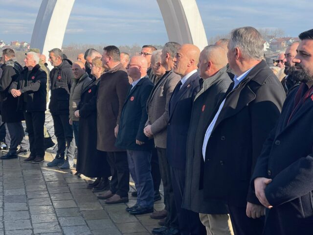 Ramush Haradinaj bën homazhe në Reçak