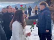 Fëmija në Reçak e uron Kurtin për fitore, i dhuron lule edhe Osmanit