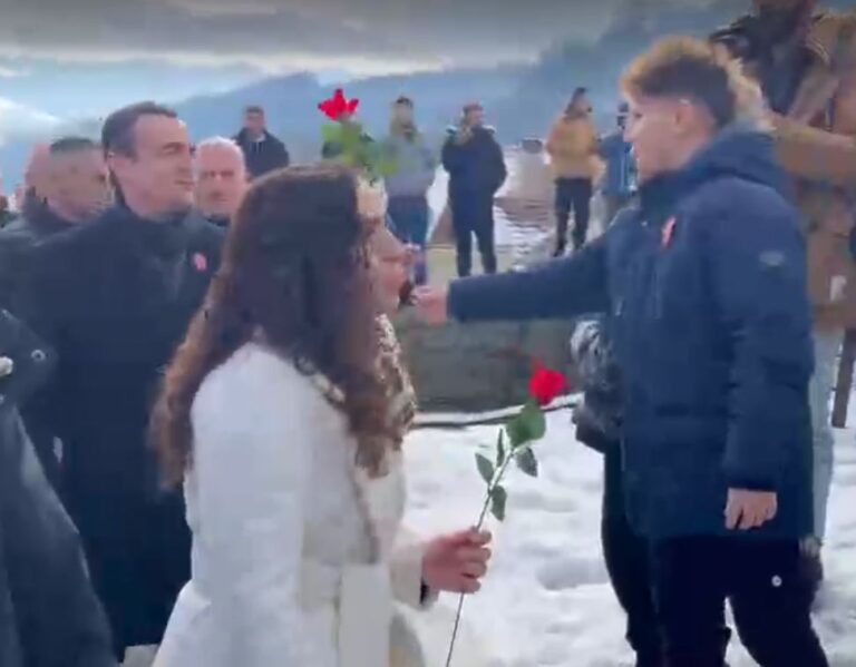 Fëmija në Reçak e uron Kurtin për fitore, i dhuron lule edhe Osmanit