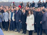 Krerët e shtetit nderojnë viktimat e Reçakut