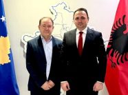 Drejtori i AKI në KOSTT, me zyrtarin aty flet për “parandalimin e rreziqeve të sabotimit e sigurinë elektroenergjetike”