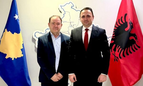 Drejtori i AKI në KOSTT, me zyrtarin aty flet për “parandalimin e rreziqeve të sabotimit e sigurinë elektroenergjetike”