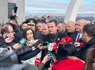 Kurti në Reçak zotohet: Do të jemi të angazhuar për t’i sjellë kriminelët para gjyqit dhe për t’i ndëshkuar ata