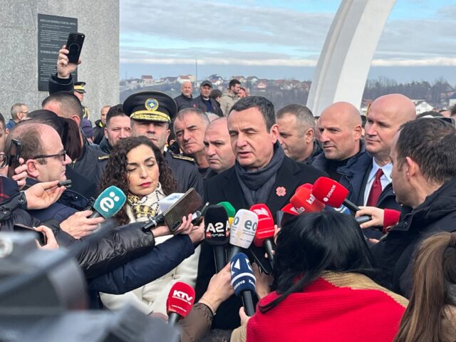 Kurti në Reçak zotohet: Do të jemi të angazhuar për t’i sjellë kriminelët para gjyqit dhe për t’i ndëshkuar ata