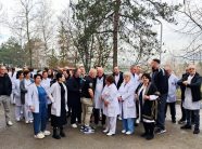 Punëtorët e Spitalit “Sami Haxhibeqiri” protestojnë pas sulmit të djeshëm ndaj stafit shëndetësor