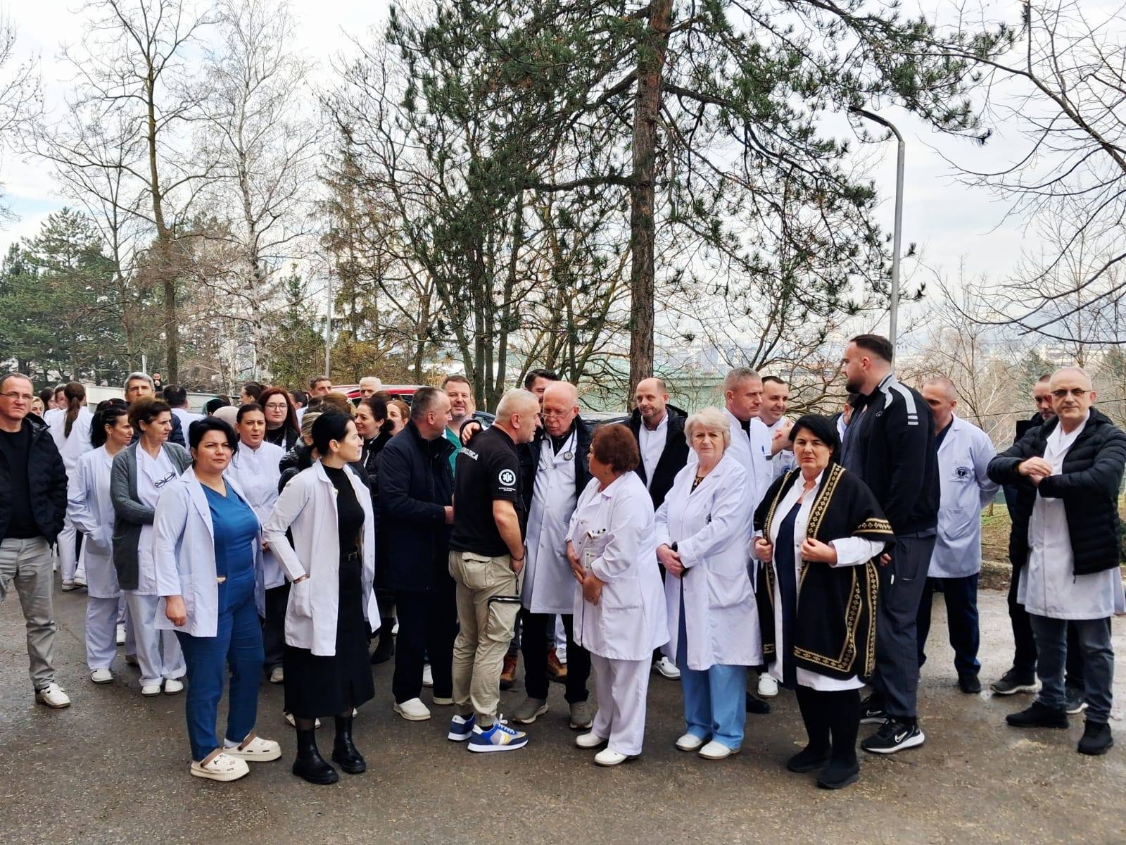 Punëtorët e Spitalit “Sami Haxhibeqiri” protestojnë pas sulmit të djeshëm ndaj stafit shëndetësor