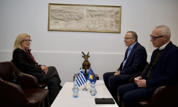 Hamza bisedon me Shefen e Zyrës Ndërlidhëse të Greqisë për marrëdhëniet dypalëshe