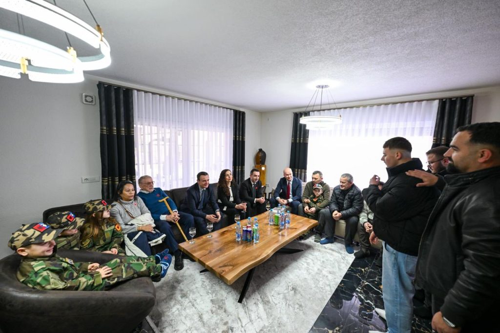 Walker, Osmani e Kurti në dy familje në Reçak: Kosova qëndron mbi këtë sakrificë