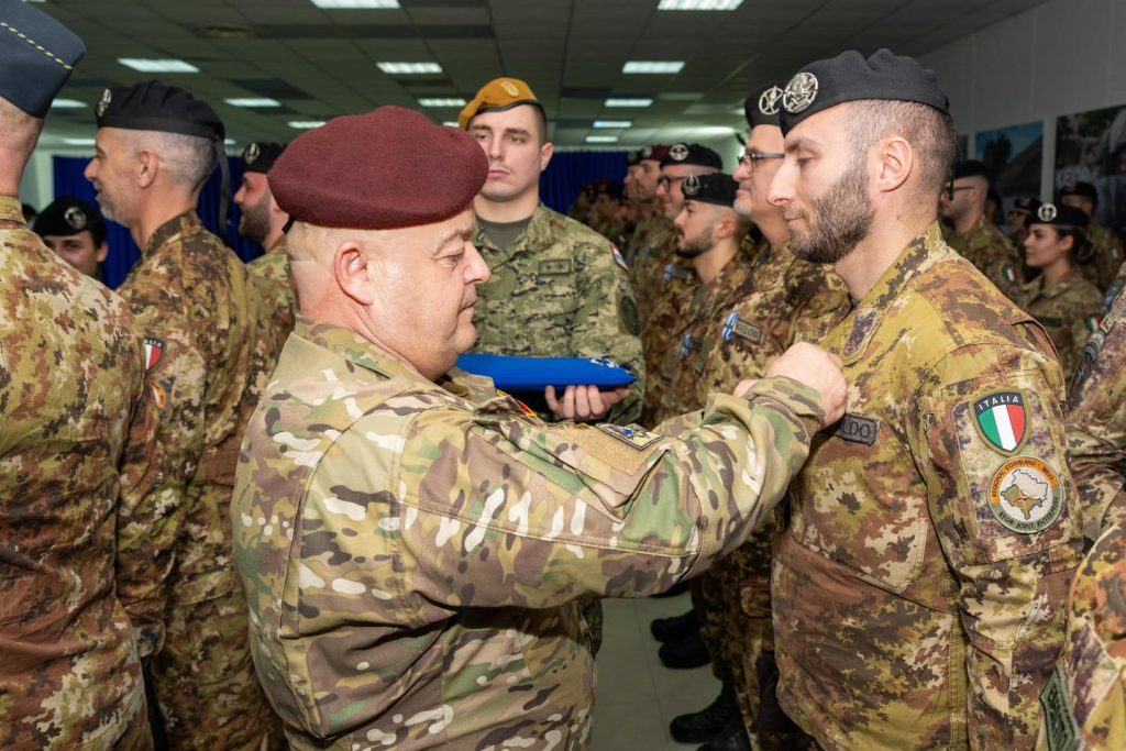 Pejë: KFOR-i i dekoron me medalje ushtarët që treguan profesionializëm të lartë