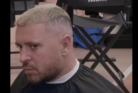 Labi me mesazh të fortë, e shkruan “UÇK” në flokë