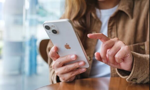 Apple paralajmëron: iPhone-t janë nën sulm nga hakerë “të sofistikuar” që hyjnë fshehurazi në pajisje