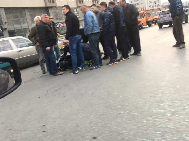 Goditet një 12 vjeçar nga vetura në Mitrovicë