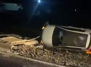 Aksident trafiku në Rahovec, vetura del nga rruga dhe rrokulliset