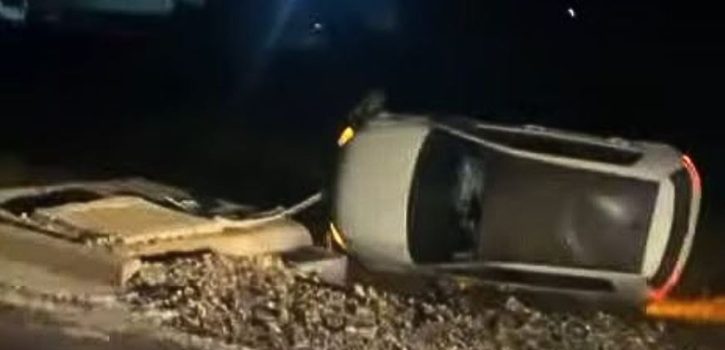 Aksident trafiku në Rahovec, vetura del nga rruga dhe rrokulliset