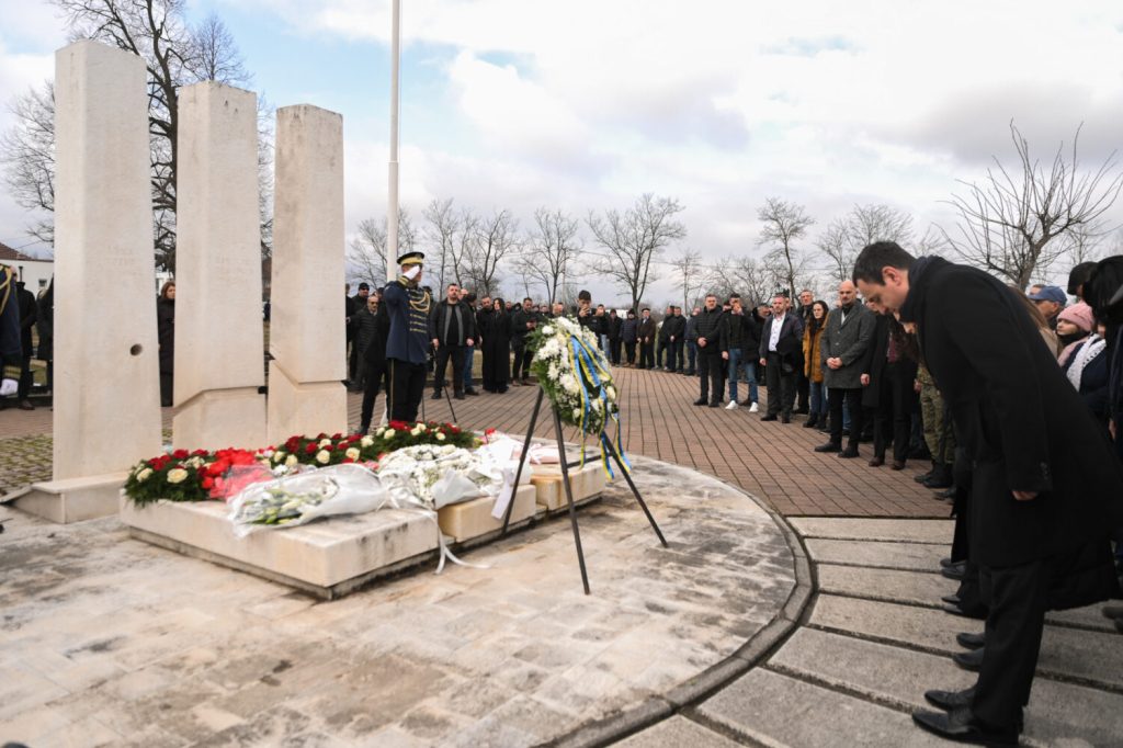 Kurti bëri homazhe me rastin e përvjetorit të 45-të të vrasjes së Jusuf e Bardhosh Gërvallës