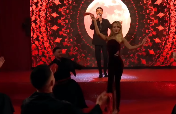 Sonte surprizë për Selinën në BBVA – Kristi i kushton këngën virale “Tunde moj Selinë tunde”